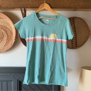 ☀️ Green north face “never stop exploring” slim fit shirt